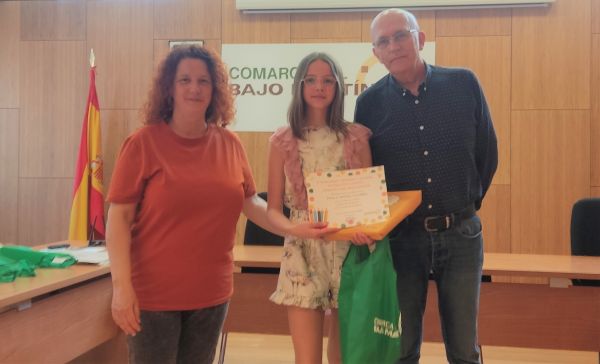 Paula ganadora de la categoría Infantil 2 con Narciso Pérez Presidente y Ana Guevara Vicepresidenta de la Comarca.