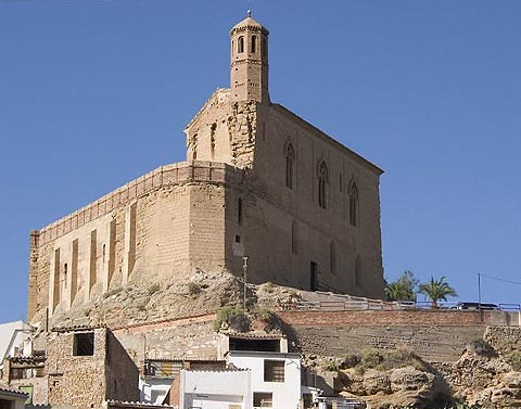 El castillo domina el casco urbano de Albalate.