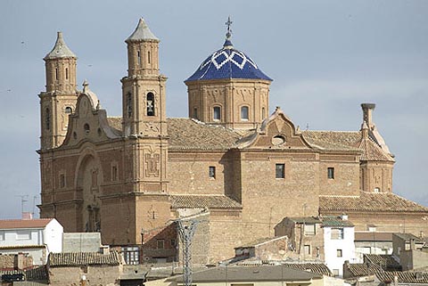 La iglesia del Salvador domina la localidad.