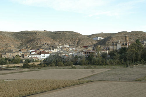El casco urbano de Castelnou se distribuye a lo largo del río.