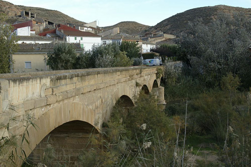 El puente sirve de entrada a Castelnou.