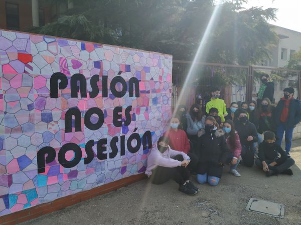 Alumn@s sentados con el lema realizado por ell@s 'Pasión no es posesión''