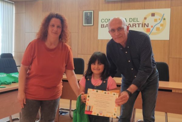 Iztiar ganadora de la categoría Infantil 1 con Narciso Pérez Presidente y Ana Guevara Vicepresidenta de la Comarca..