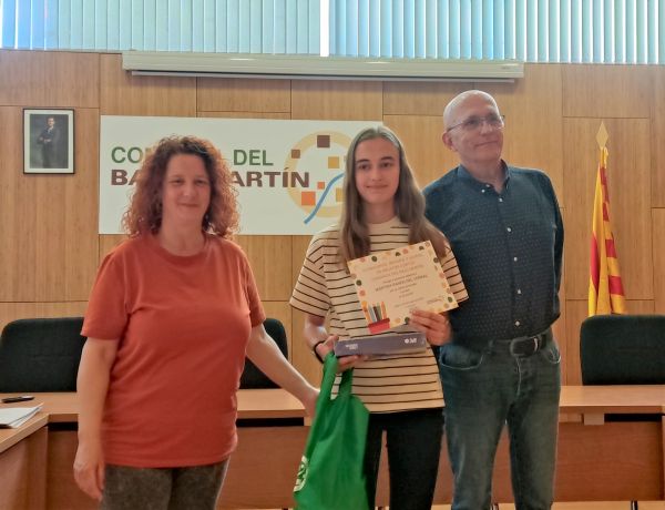 Martina ganadora de la categoría Juvenil con Narciso Pérez Presidente y Ana Guevara Vicepresidenta de la Comarca.