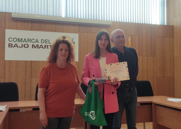 Marina ganadora de la categoría Juvenil con Narciso Pérez Presidente y Ana Guevara Vicepresidenta de la Comarca.