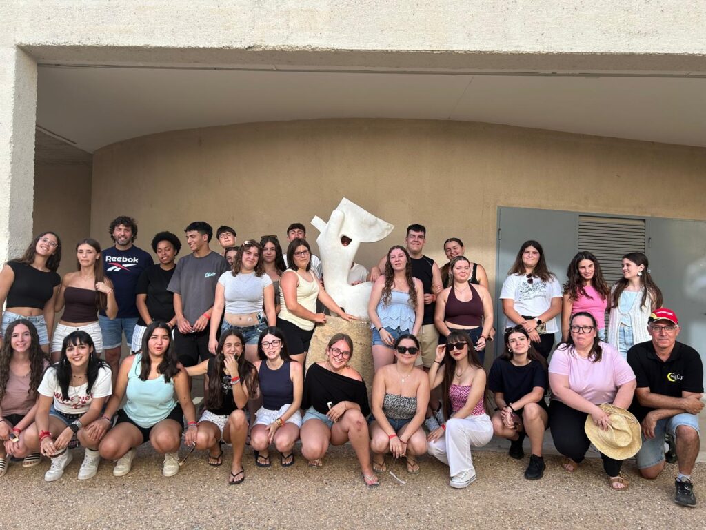Taller Eclipse 2026: el grupo de Jóvenes, con el consejero de Deporte y Juventud, José Mª Sanz Mallor, Juan Carlos de Asoc. Caelum y Laura Tº de Juventud. 