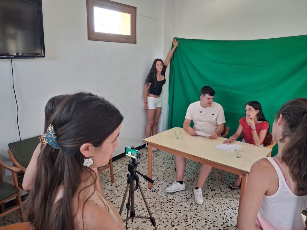 Grupo de jóvenes en su Tajo artístico de Audiovisuales.
